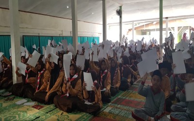 SISWA MTS NEGERI 1 SIAK ANTUSIAS IKUTI LITERASI BAHASA INGGRIS