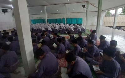 Momen Sujud Syukur Siswa MTsN 1 Siak pada Gelaran Pelepasan Siswa/Akhirussanah