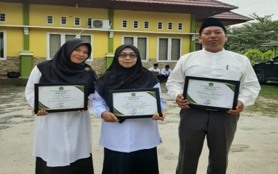 Kepala Madrasah dan 2 Guru dan MTsN 1 Siak Terima Penghargaan dari Kementerian Agama